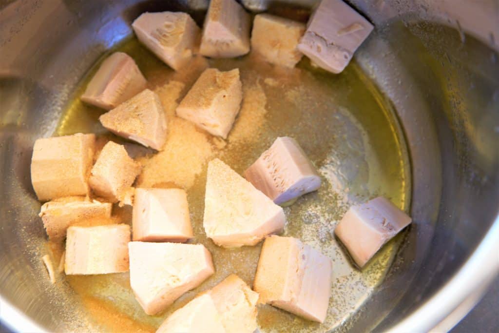 Saute jackfruit in oil